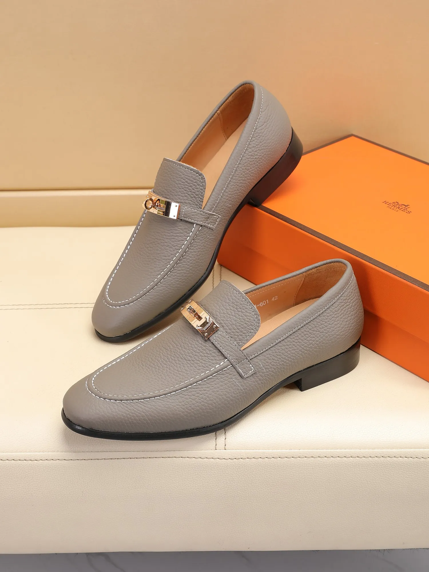 Factory price 440💶[HERMES] (cowhide lining)🍀Italian top luxury🍀He does not pursue novel styles and gorgeous colors, but attracts the favor of successful men with his flawless, elegant and classic style! This very, very comfortable, simple and stable style makes it easy to match any style! The pattern is absolutely 1:1 refined from the original case, and we strive for excellence in materials, imported cowhide + cowhide lining💪💪💪extraordinary texture👍! .Code number: 39 to 44 (38.4546 customized)